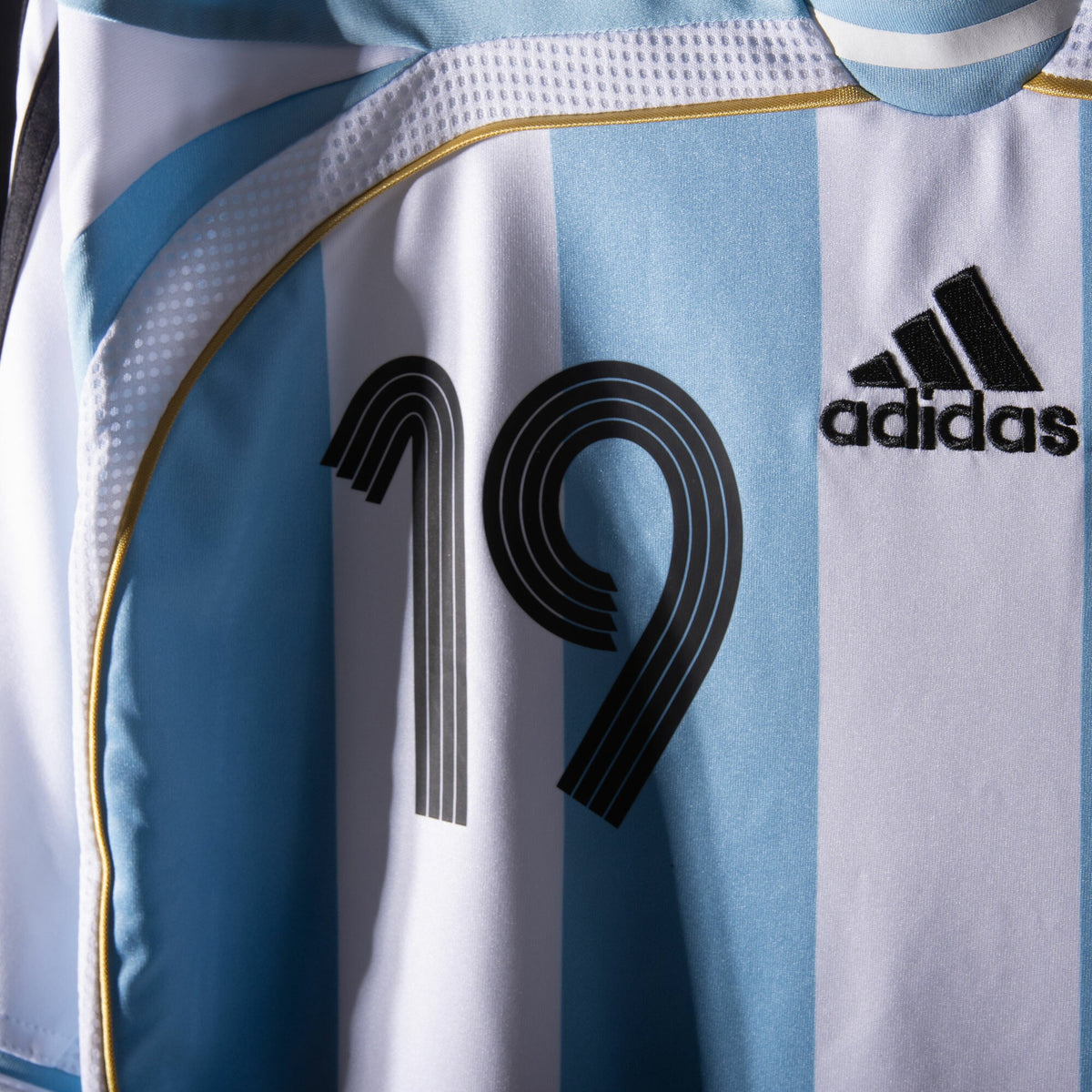 Argentina Home Messi 19 Shirt 2006 (Reissue)